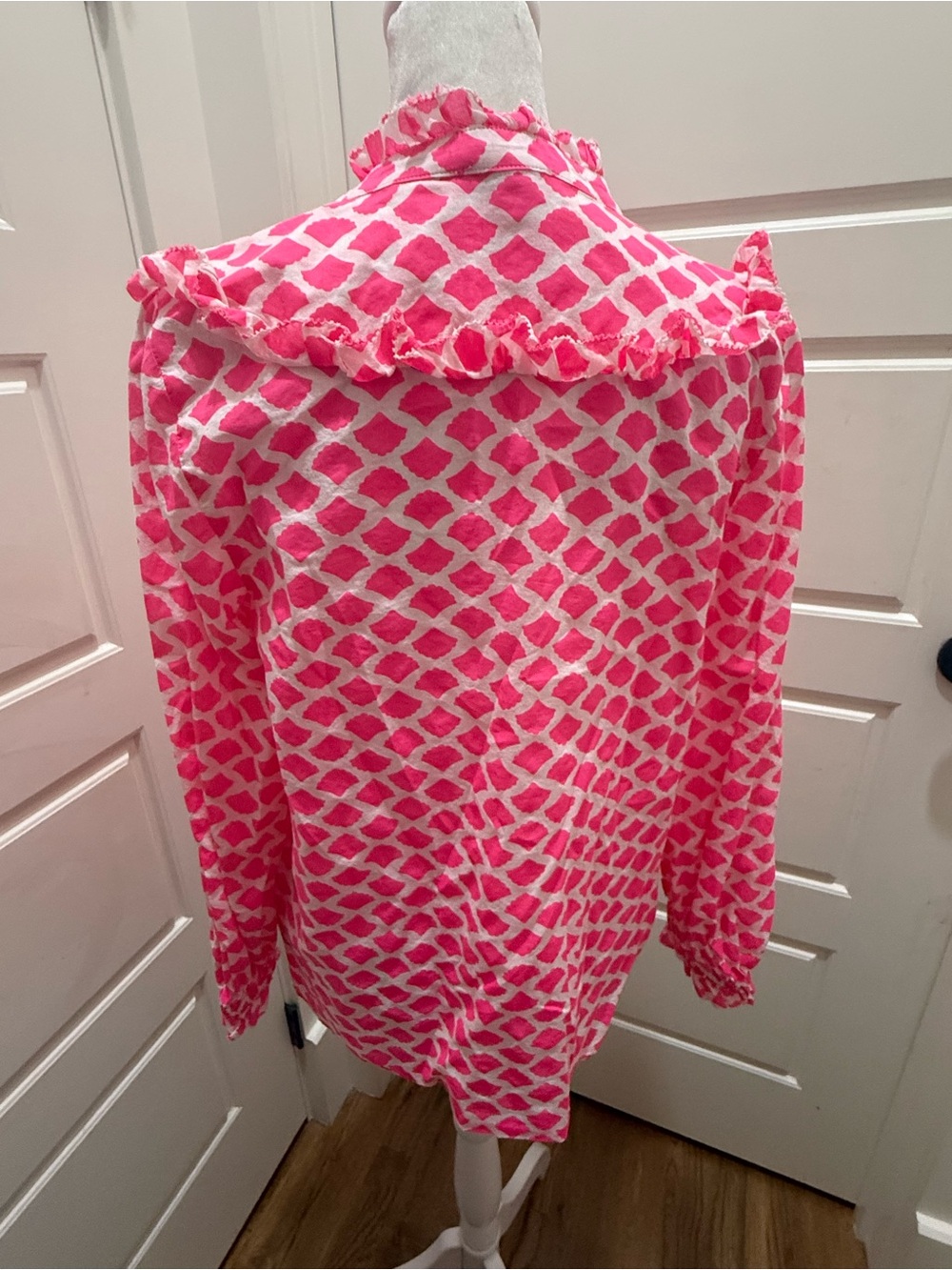 Vineyard Vines. Geo Ruffle Button Down Shirt. Block Shell Pattern. Medium. - Picture 2 of 10